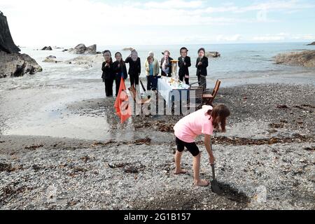 Ilfracombe, North Devon, Royaume-Uni. 6 juin 2021. Extinction les manifestants de la rébellion ont organisé une protestation arrosée dans la ville balnéaire d'Ilfracombe pour mettre en évidence les dangers potentiels de l'élévation du niveau des mers dans la région si la crise climatique n'est pas traitée. Le groupe de manifestants s'est habillé comme les leaders du G7 alors que la marée est arrivée et les a encerclés. Crédit : Natasha Quarmby/Alay Live News Banque D'Images