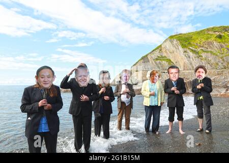 Ilfracombe, North Devon, Royaume-Uni. 6 juin 2021. Extinction les manifestants de la rébellion ont organisé une protestation arrosée dans la ville balnéaire d'Ilfracombe pour mettre en évidence les dangers potentiels de l'élévation du niveau des mers dans la région si la crise climatique n'est pas traitée. Le groupe de manifestants s'est habillé comme les leaders du G7 alors que la marée est arrivée et les a encerclés. Crédit : Natasha Quarmby/Alay Live News Banque D'Images