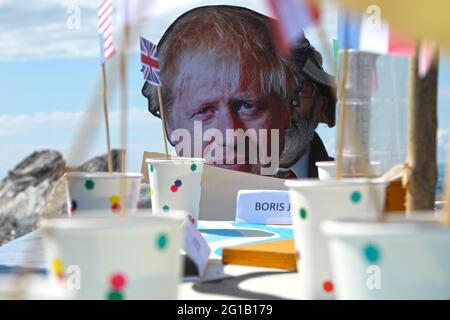Ilfracombe, North Devon, Royaume-Uni. 6 juin 2021. Extinction les manifestants de la rébellion ont organisé une protestation arrosée dans la ville balnéaire d'Ilfracombe pour mettre en évidence les dangers potentiels de l'élévation du niveau des mers dans la région si la crise climatique n'est pas traitée. Le groupe de manifestants s'est habillé comme les leaders du G7 alors que la marée est arrivée et les a encerclés. Crédit : Natasha Quarmby/Alay Live News Banque D'Images