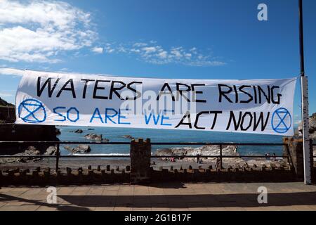 Ilfracombe, North Devon, Royaume-Uni. 6 juin 2021. Extinction les manifestants de la rébellion ont organisé une protestation arrosée dans la ville balnéaire d'Ilfracombe pour mettre en évidence les dangers potentiels de l'élévation du niveau des mers dans la région si la crise climatique n'est pas traitée. Le groupe de manifestants s'est habillé comme les leaders du G7 alors que la marée est arrivée et les a encerclés. Crédit : Natasha Quarmby/Alay Live News Banque D'Images