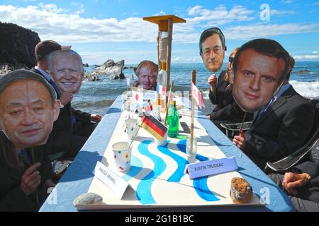 Ilfracombe, North Devon, Royaume-Uni. 6 juin 2021. Extinction les manifestants de la rébellion ont organisé une protestation arrosée dans la ville balnéaire d'Ilfracombe pour mettre en évidence les dangers potentiels de l'élévation du niveau des mers dans la région si la crise climatique n'est pas traitée. Le groupe de manifestants s'est habillé comme les leaders du G7 alors que la marée est arrivée et les a encerclés. Crédit : Natasha Quarmby/Alay Live News Banque D'Images