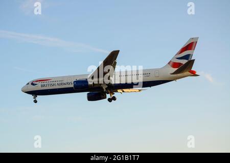 British Airways Boeing 767 300, avion-avion de ligne G-BNWT, atterrissage à l'aéroport de Londres Heathrow, Royaume-Uni. Transport aérien long-courrier du corps de câblage Banque D'Images