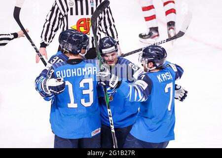 Riga, Arena Riga, finale, Finlande. 06e juin 2021. Canada (Championnat du monde de hockey sur glace 2021 de l'IIHF), #13 Mikael Ruohomaa (Finlande, assis sur la glace) célèbre son but pour le 1:0. De gauche à droite: #38 Teemu Turunen (Finlande), #13 Mikael Ruohomaa (Finlande), #22 Arttu Ruotsalainen (Finlande) et #7 Oliwer Kaski (Finlande) (Suisse/Croatie À L'EXTÉRIEUR) crédit: SPP Sport Press photo. /Alamy Live News Banque D'Images