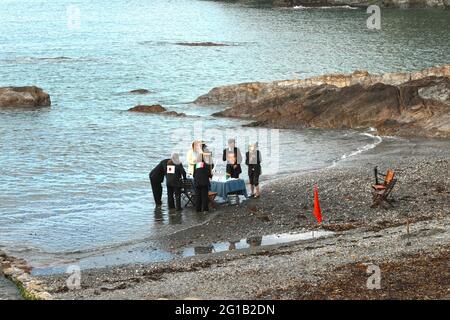 Ilfracombe, North Devon, Royaume-Uni. 6 juin 2021. Extinction les manifestants de la rébellion ont organisé une protestation arrosée dans la ville balnéaire d'Ilfracombe pour mettre en évidence les dangers potentiels de l'élévation du niveau des mers dans la région si la crise climatique n'est pas traitée. Le groupe de manifestants s'est habillé comme les leaders du G7 alors que la marée est arrivée et les a encerclés. Crédit : Natasha Quarmby/Alay Live News Banque D'Images