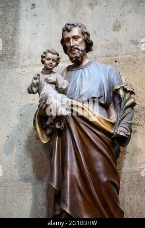 Statue de Saint Joseph tenant bébé Jésus dans ses bras. Votivkirche, Vienne – Église votive, Vienne. Banque D'Images