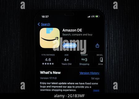 Application Amazon dans l'App Store d'Apple vue sur un écran d'iPhone 12. Banque D'Images