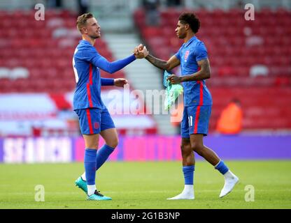 Jordan Henderson (à gauche) et Marcus Rashford, en Angleterre, se bousculer à la fin du match international amical au stade Riverside, à Middlesbrough. Date de la photo: Dimanche 6 juin 2021. Banque D'Images