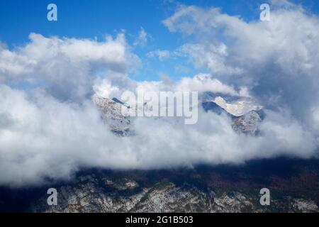 Les Alpes juliennes se brisant à travers les nuages, vu de la montagne Vogel, parc national Triglav, Slovénie Banque D'Images