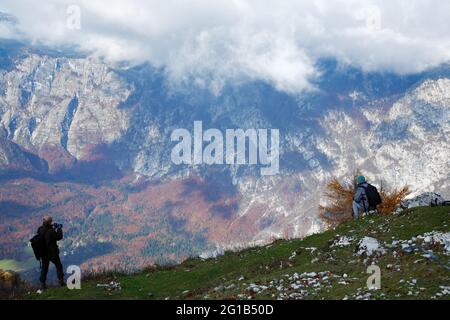 Les Alpes juliennes se brisant à travers les nuages, vu de la montagne Vogel, parc national Triglav, Slovénie Banque D'Images