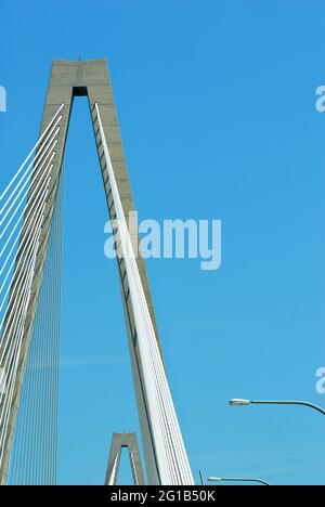 Le pont Arthur Ravenel Jr., qui relie le centre-ville de Charleston, en Caroline du Sud, à Mount Pleasant, en Caroline du Sud, a été ouvert en 2005. Banque D'Images