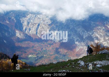 Les Alpes juliennes se brisant à travers les nuages, vu de la montagne Vogel, parc national Triglav, Slovénie Banque D'Images