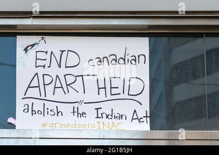 TORONTO, CANADA-AVRIL 17,2016 : inactif plus, les manifestants Black Lives Matter occupent le bureau de Toronto occupé par les Affaires autochtones et du Nord de t Banque D'Images