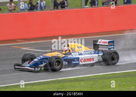 La voiture de F1 Williams FW14B prête au championnat tourne autour d'un Silverstone humide pour la première fois depuis 1994 conduit par Karun Chandhok Banque D'Images