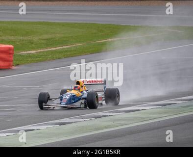 La voiture de F1 Williams FW14B prête au championnat tourne autour d'un Silverstone humide pour la première fois depuis 1994 conduit par Karun Chandhok Banque D'Images