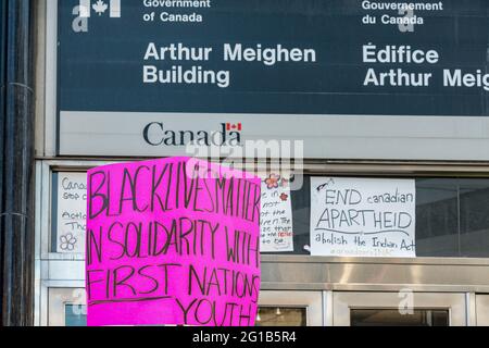 TORONTO, CANADA-AVRIL 17,2016 : inactif plus, les manifestants Black Lives Matter occupent le bureau de Toronto occupé par les Affaires autochtones et du Nord de t Banque D'Images