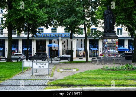 Une statue sur la place Promenadeplatz de Munich a été décorée d'affiches, de fleurs et de lumières de la tombe par les fans de Michael Jackson depuis sa mort en 2009. Banque D'Images