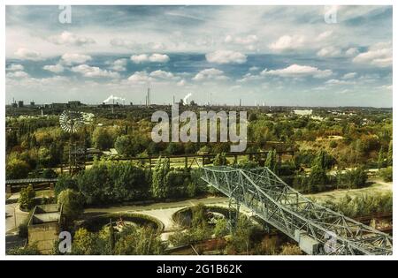 Parc de loisirs et de paysages de Zollverein Duisburg Nord - tunnel et pont à l'installation vide - lancement de la fusée du Centre spatial. Banque D'Images