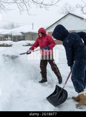 La famille ou les personnes qui défrivent le trottoir de neige pendant l'hiver violent en raison du vortex polaire ou de la tempête qui a frappé Toronto en 2014. Banque D'Images