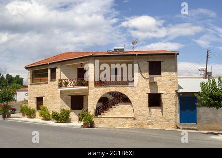 Charmante rue de la vieille ville traditionnelle de l'île de Chypre - Omodos. Banque D'Images