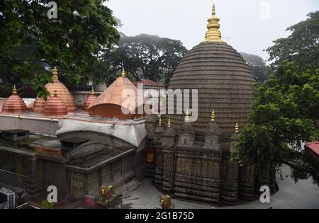 Guwahati, Guwahati, Inde. 6 juin 2021. Une vue déserte du temple de Kamakhya après que les autorités du temple ont fermé le temple jusqu'au 30 juin en raison de pandémies de virus corona à Guwahati Assam Inde le dimanche 6 juin 2021.les autorités du temple annulent la mela annuelle Ambubachi 2021 qui est prévue du 22 au 25 juin 2021 où les prêtres hindous, Des dévotés de différentes régions de l'Inde et des dévotés étrangers ont pris part au crédit annuel de la mala Ambubachi : Dasarath Deka/ZUMA Wire/Alay Live News Banque D'Images