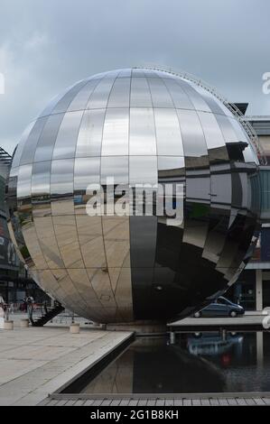 Bristol, Royaume-Uni. 3 juin 2021. Le Planétarium sous la forme d'une boule de miroir géante à pied sur la place du Millénaire. Crédit: Birju Banque D'Images