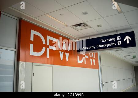 Signez avec d'énormes lettres à l'aéroport international DFW de Dallas, Texas, indiquant la direction du point de contrôle de sécurité et l'émission de billets sur le terminal A. Banque D'Images