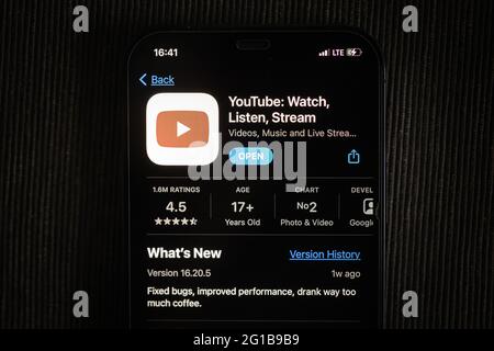 Application YouTube dans l'App Store d'Apple vue sur un écran d'iPhone 12. Banque D'Images