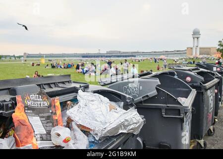 Berlin, Allemagne. 06e juin 2021. Des sacs de barbecue vides se trouvent dans les poubelles de Tempelhofer Feld. Credit: Annette Riedl/dpa/Alay Live News Banque D'Images