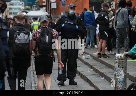 Des membres de l'unité de l'ordre public dans le quartier Temple Bar du centre-ville de Dublin après des bouteilles de verre et d'autres missiles ont été projetés sur le jardin lorsqu'ils se sont affrontés avec de grandes foules rassemblées dans la ville samedi soir. Date de la photo: Dimanche 6 juin 2021. Banque D'Images