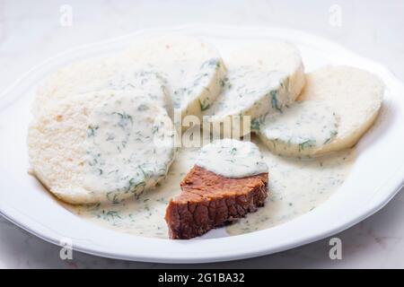 viande de bœuf avec sauce à l'aneth et boulettes Banque D'Images