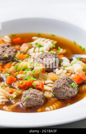 bouillon avec boulettes de foie, carottes et pâtes Banque D'Images