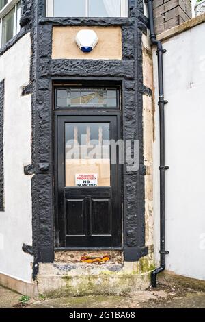 La vieille rue porte à l'immeuble désarroi, auparavant un café Banque D'Images