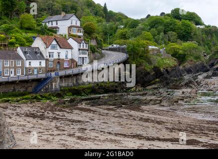 Le village de Combe Martin, North Devon, Angleterre, Royaume-Uni montrant les bords de falaise accidentés Banque D'Images