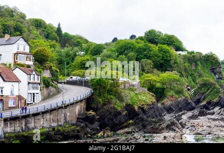Le village de Combe Martin, North Devon, Angleterre, Royaume-Uni montrant les bords de falaise accidentés Banque D'Images