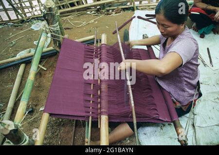 Une femme de la communauté de Chakma tisse la Kathina Chibarang, une robe pour les moines bouddhistes, pour l'offrir au festival annuel de Kathina Chibarang à Raj Ban Bihar à Rangamati. Bangladesh. 22 août 2006. Banque D'Images