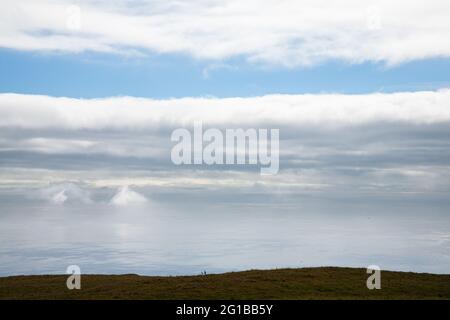 Vue sur la mer depuis la côte jurassique à partir d'une colline entre Weymouth et West Bay, Dorset, Angleterre Banque D'Images