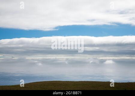 Vue sur la mer depuis la côte jurassique à partir d'une colline entre Weymouth et West Bay, Dorset, Angleterre Banque D'Images