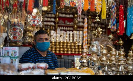 Haridwar, Uttarakhand Inde le 06 avril 2021. Les policiers sensibilisent la population à la protection contre le coronavirus afin de rester à l'abri du coronavirus pendant la période Maha Kumbh 2021. Apple prores 422 vidéo 4k de haute qualité. Banque D'Images