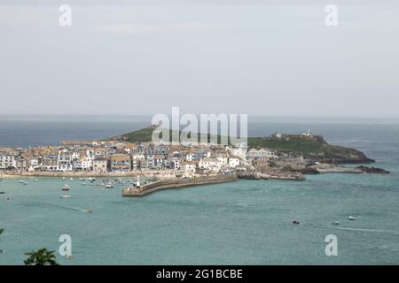 Ives Harbour, Smeatons Lighthouse and Smeaton Pier Taken from high Above, Hain Walk, tous Ives, Cornwall, UK, juin 2021 Banque D'Images