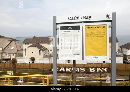 Panneau d'information de la gare ferroviaire de Carbis Bay, St. Ives, Cornwall (Royaume-Uni), juin 2021, Lieu du sommet du G7 2021 Banque D'Images