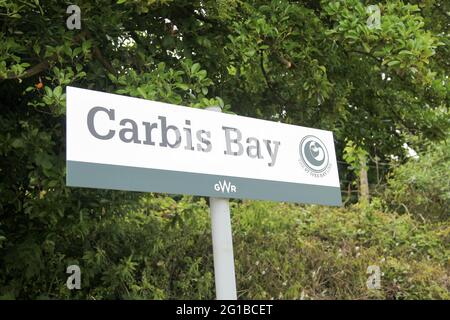 Panneau indiquant la gare ferroviaire GWR de Carbis Bay, St. Ives, Cornwall, Royaume-Uni, juin 2021, Lieu du sommet du G7 2021 Banque D'Images