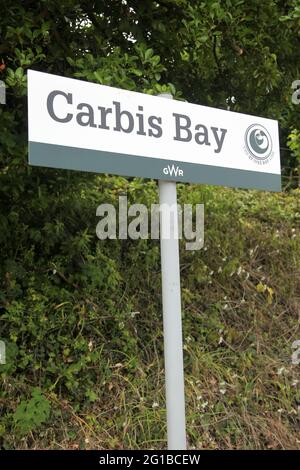 Panneau indiquant la gare ferroviaire GWR de Carbis Bay, St. Ives, Cornwall, Royaume-Uni, juin 2021, Lieu du sommet du G7 2021 Banque D'Images