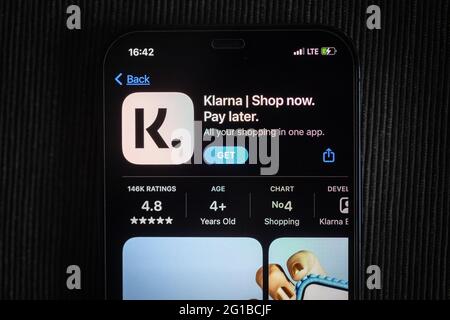 Application Klarna dans l'App Store d'Apple vue sur un écran d'iPhone 12. Banque D'Images