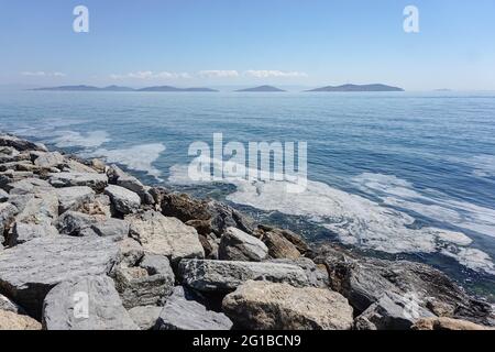 Istanbul, Turquie. 06e juin 2021. Vue sur la mer polluée à Kad?köy, ?stanbul.Marmara Mer couverte par la mer de Snot à Istanbul, Turquie. En raison du chauffage global, la couverture de la substance semblable au mucus augmente jour après jour et menace l'environnement et l'industrie de la pêche. La principale raison de la croissance de la mer de Snot est la température de l'eau dans la mer de Marmara qui a été mesurée à 2.5 degrés au-dessus de la moyenne des 40 dernières années. Crédit : SOPA Images Limited/Alamy Live News Banque D'Images