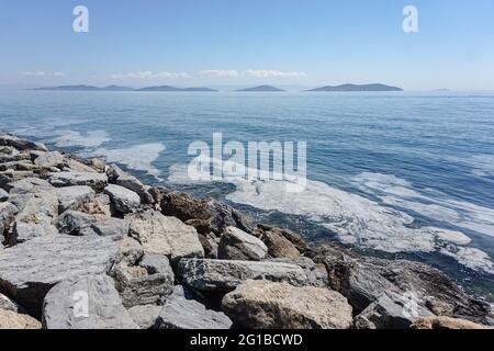 Istanbul, Turquie. 06e juin 2021. Vue sur la mer polluée à Kad?köy, ?stanbul.Marmara Mer couverte par la mer de Snot à Istanbul, Turquie. En raison du chauffage global, la couverture de la substance semblable au mucus augmente jour après jour et menace l'environnement et l'industrie de la pêche. La principale raison de la croissance de la mer de Snot est la température de l'eau dans la mer de Marmara qui a été mesurée à 2.5 degrés au-dessus de la moyenne des 40 dernières années. (Photo par Ibrahim Oner/SOPA Images/Sipa USA) crédit: SIPA USA/Alay Live News Banque D'Images