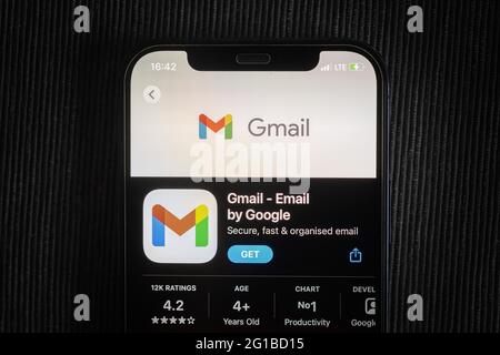 Application Gmail dans l'App Store d'Apple affichée sur l'écran d'un iPhone 12. Banque D'Images