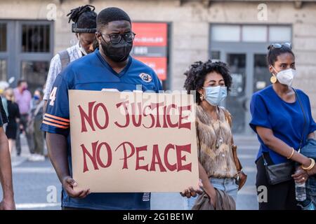 Barcelone, Espagne. 06e juin 2021. Un manifestant tenant une affiche disant: Pas de justice pas de paix, pendant la manifestation. Convoqué par la communauté noire résiste, un groupe de personnes se sont rassemblées sur la Plaza de Sant Jaume pour commémorer l'année du meurtrier du citoyen américain, George Floyd, et dénoncer le racisme systémique et structurel. (Photo par Paco Freire/SOPA Images/Sipa USA) crédit: SIPA USA/Alay Live News Banque D'Images