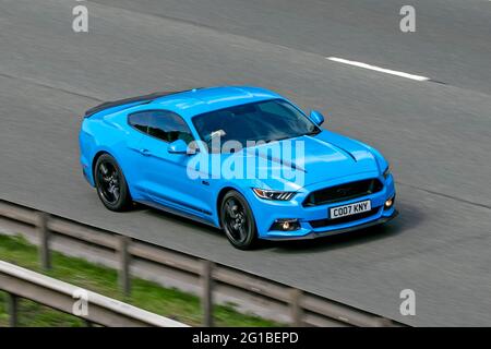 2018 Blue Ford Mustang Shadow Edition au moteur V8 de 5.0 litres roulant sur l'autoroute M6 près de Preston à Lancashire, Royaume-Uni. Banque D'Images