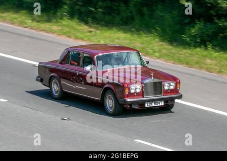 1979 70s rouge Rolls Royce 6750cc berline essence, conduite sur l'autoroute M6 près de Preston dans Lancashire, Royaume-Uni. Banque D'Images