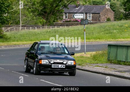 Une voiture de sport classique d'époque noire Ford Escort RS Turbo 1990 90 à hayon chaud sur l'autoroute M6 près de Preston dans Lancashire, Royaume-Uni. Banque D'Images